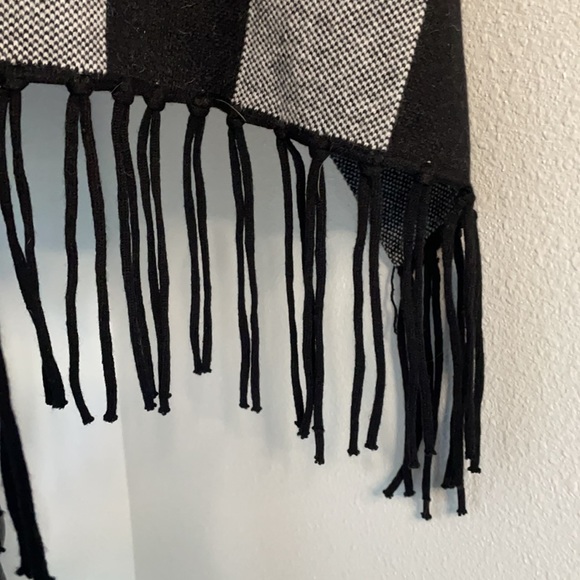 NWT Shiraleah Black Sleeved Reeve Wrap OS - Picture 9 of 9